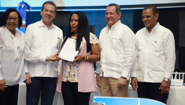 Industria y Comercio- Promipyme entregan 80 millones en Barahona